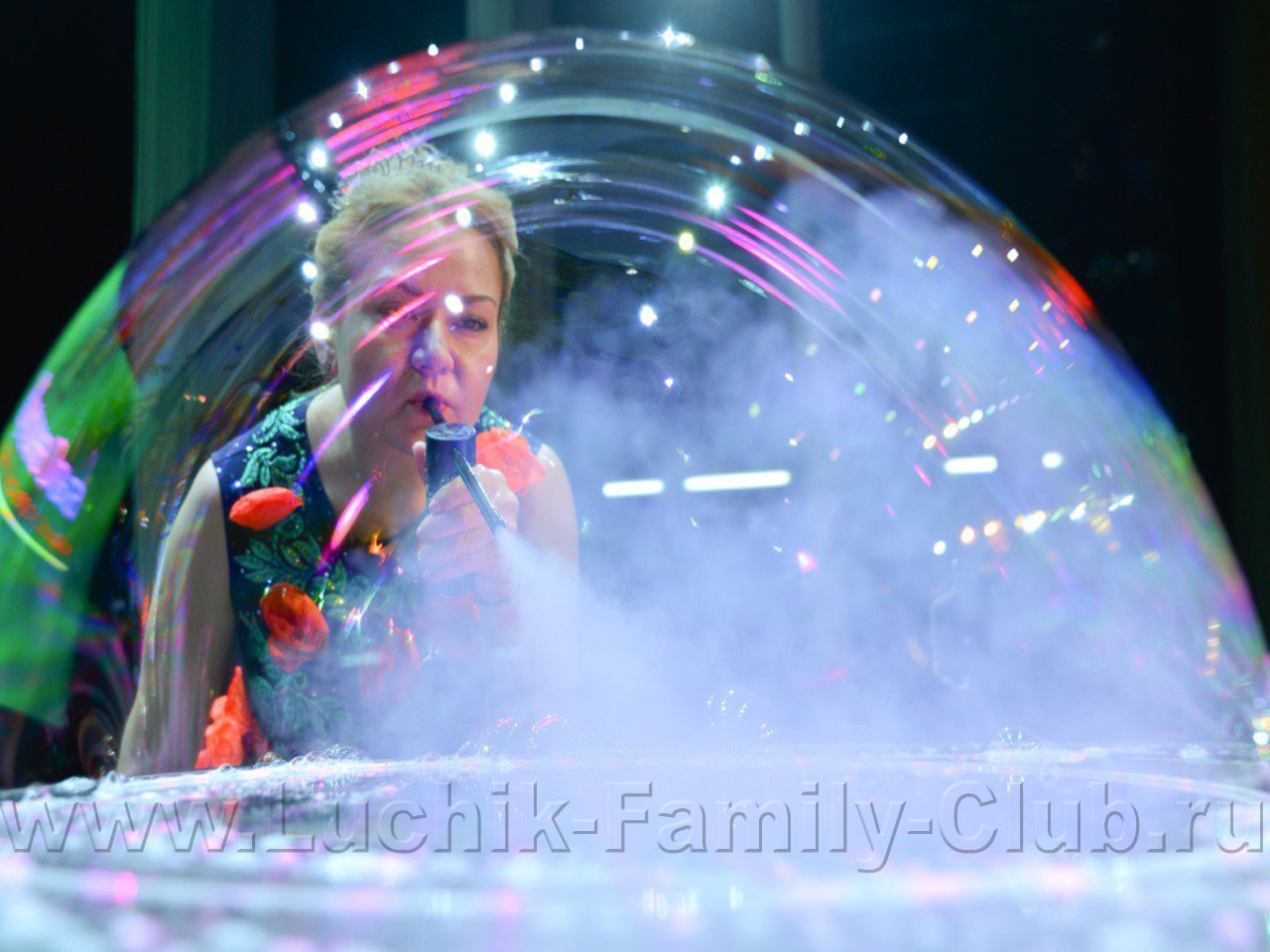 Шоу мыльных пузырей со световым столом